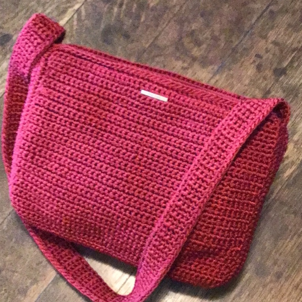 RED Sak shoulder hand crocheted handbag with zipper inside in great condition!
